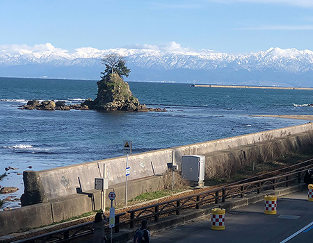 海越しの立山